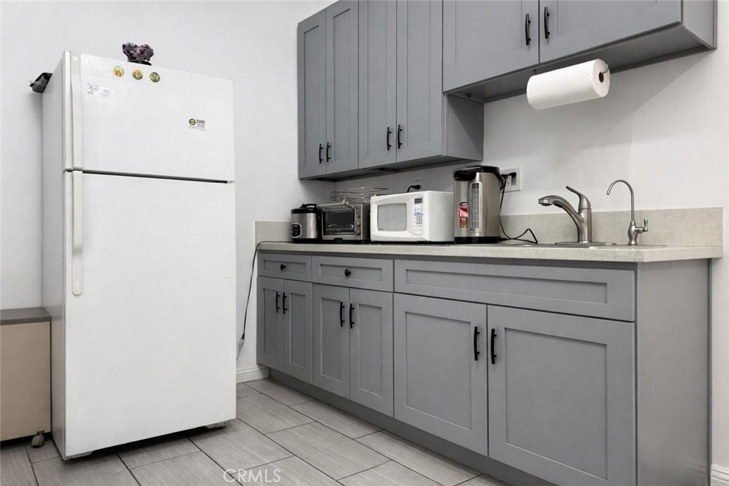 11940 Goldring Rd B Property Photo 6