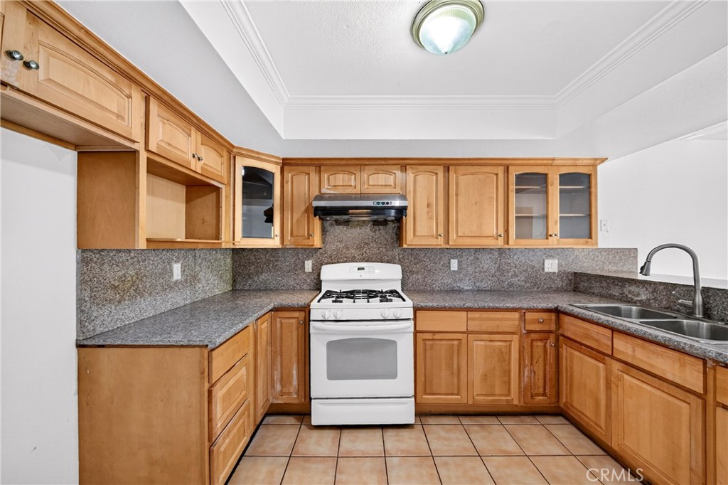 13856 Ramona Parkway Property Photo 8
