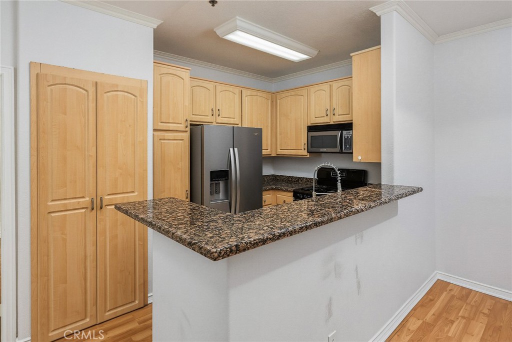 300 N El Molino Avenue 308 Property Photo 7