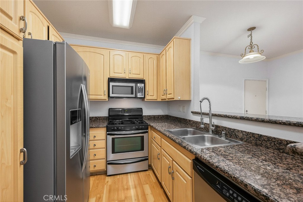 300 N El Molino Avenue 308 Property Photo 8