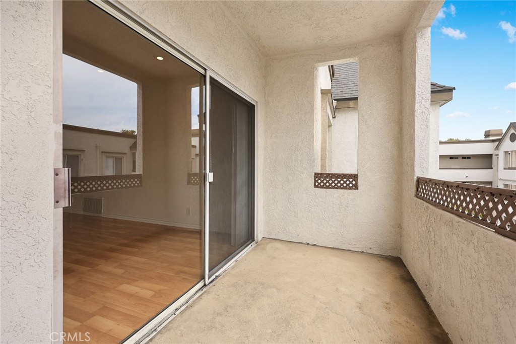 300 N El Molino Avenue 308 Property Photo 19