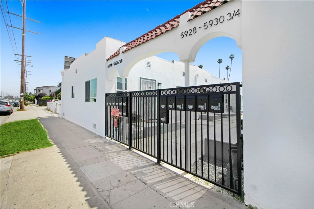 5928 S Hoover Street Property Photo 8