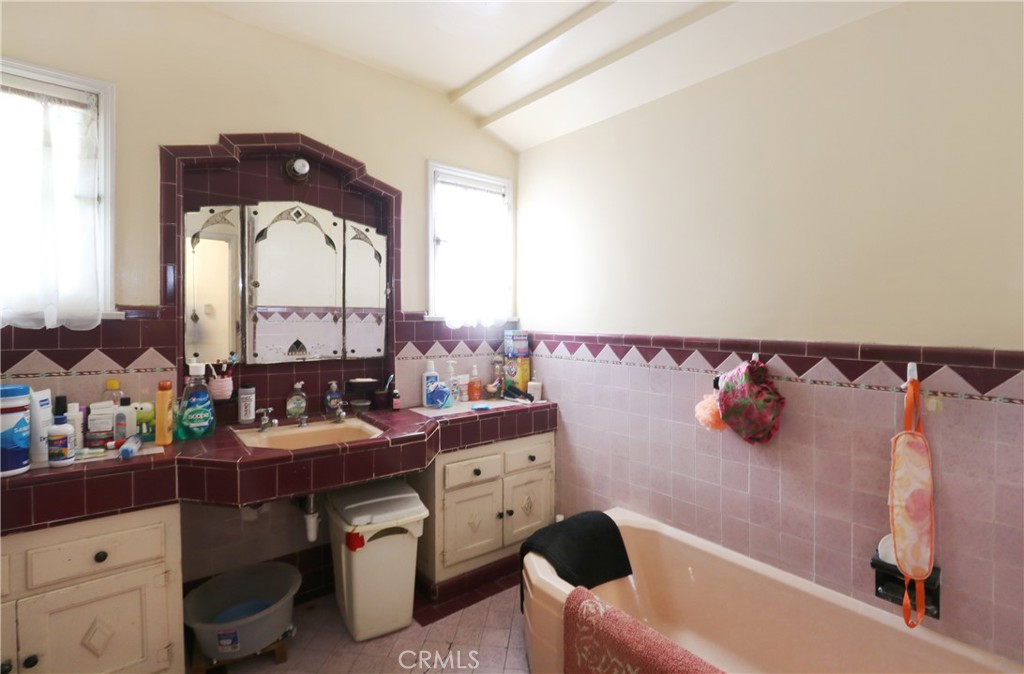 1222 S Cloverdale Property Photo 17