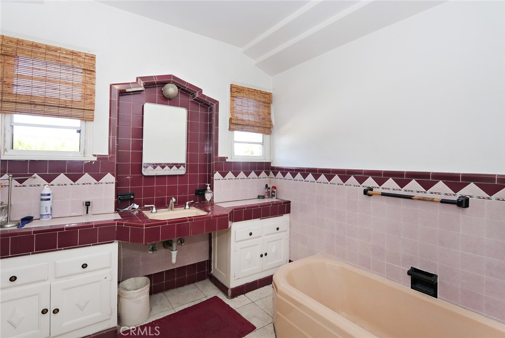 1222 S Cloverdale Property Photo 20