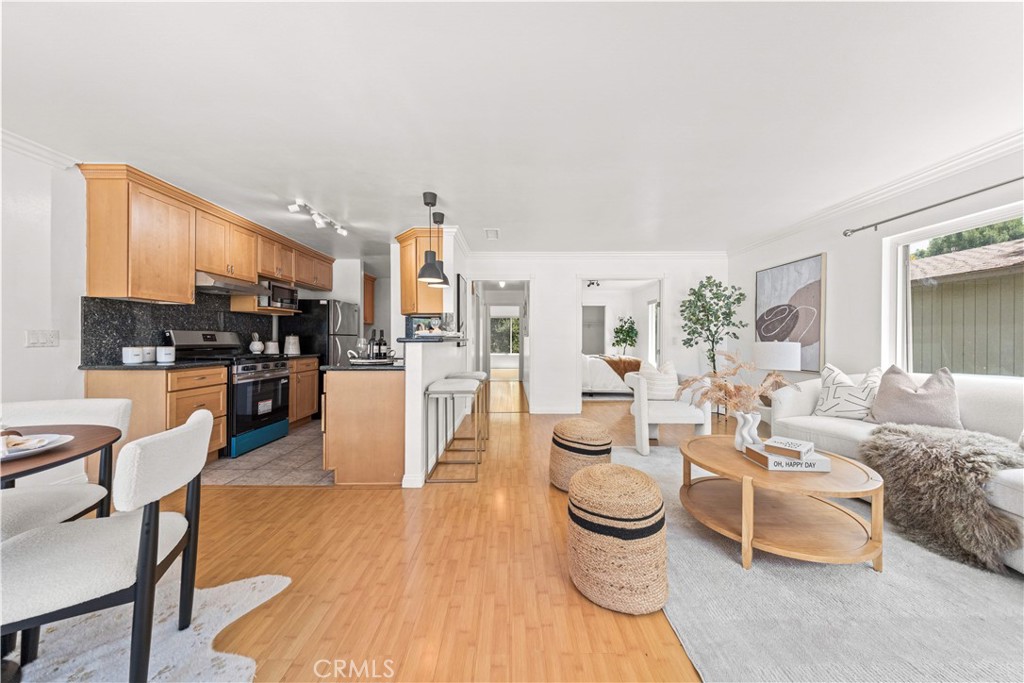 2129 E Aroma Property Photo 4