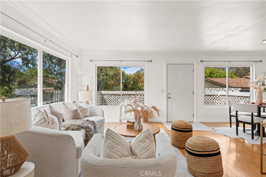 2129 E Aroma Property Photo 8