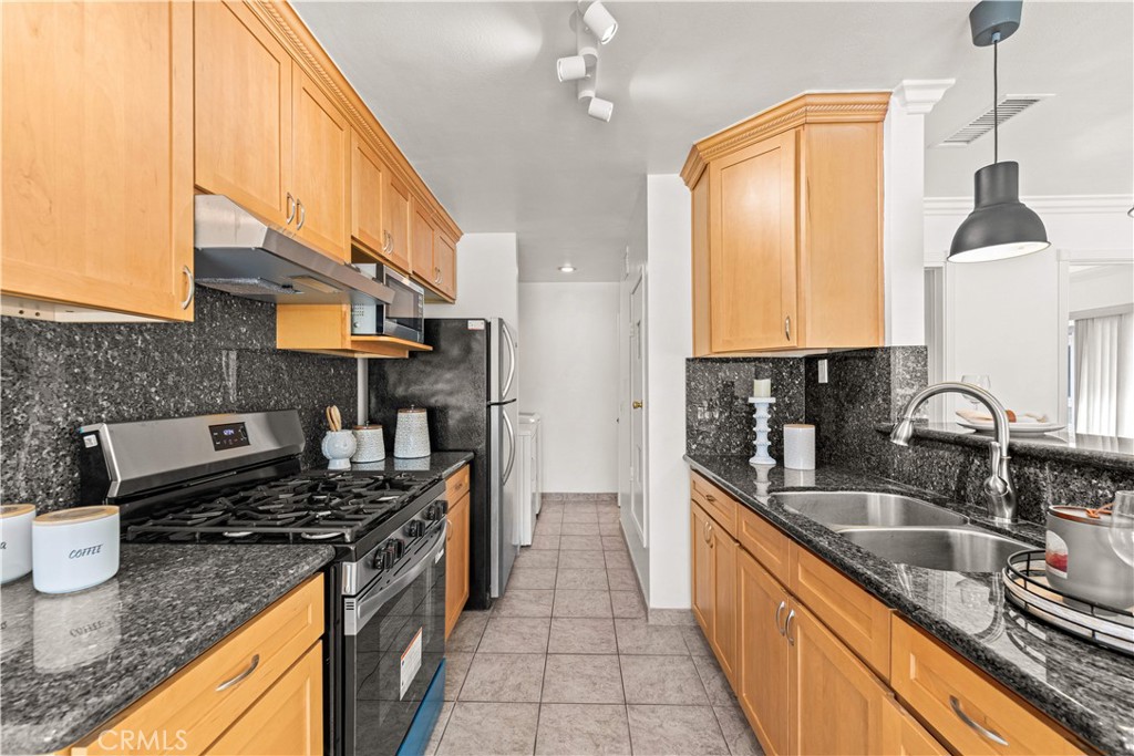 2129 E Aroma Property Photo 10