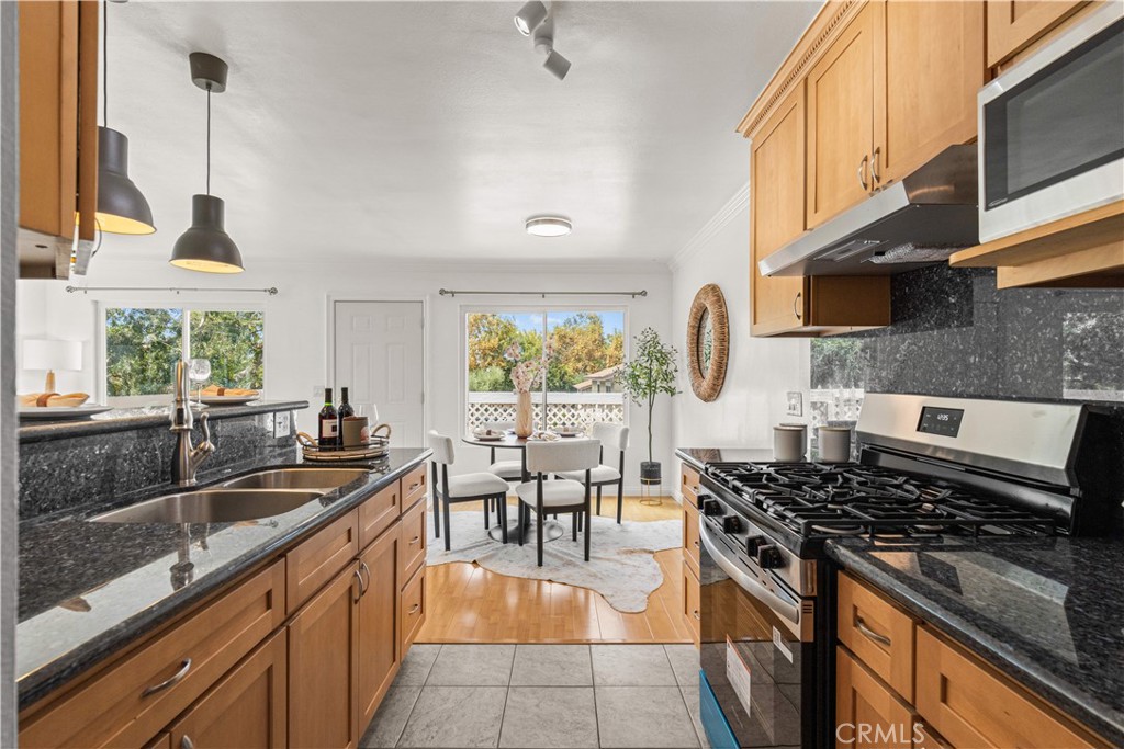 2129 E Aroma Property Photo 12