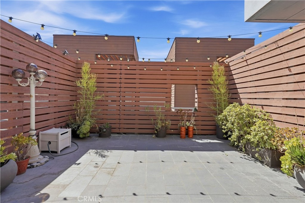141 S Hudson Avenue 403 Property Photo 3