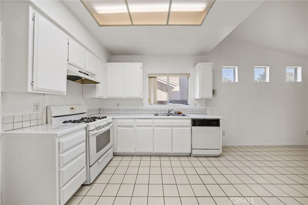 12175 Cobblestone Drive Property Photo 9