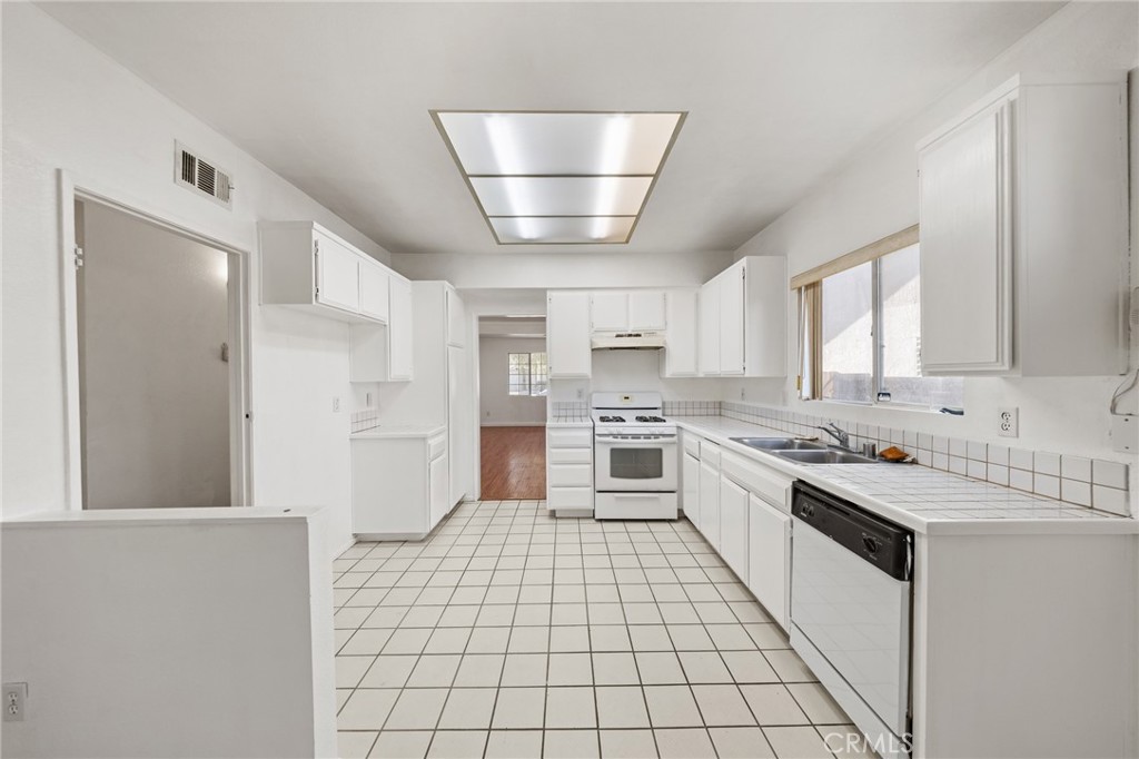 12175 Cobblestone Drive Property Photo 10