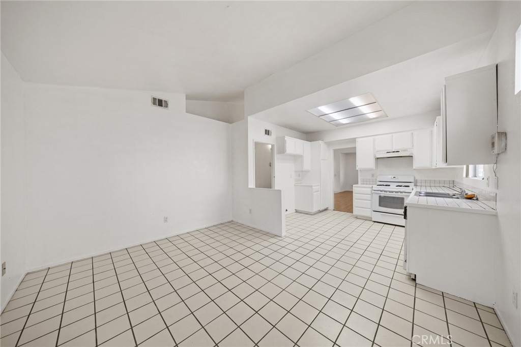 12175 Cobblestone Drive Property Photo 14