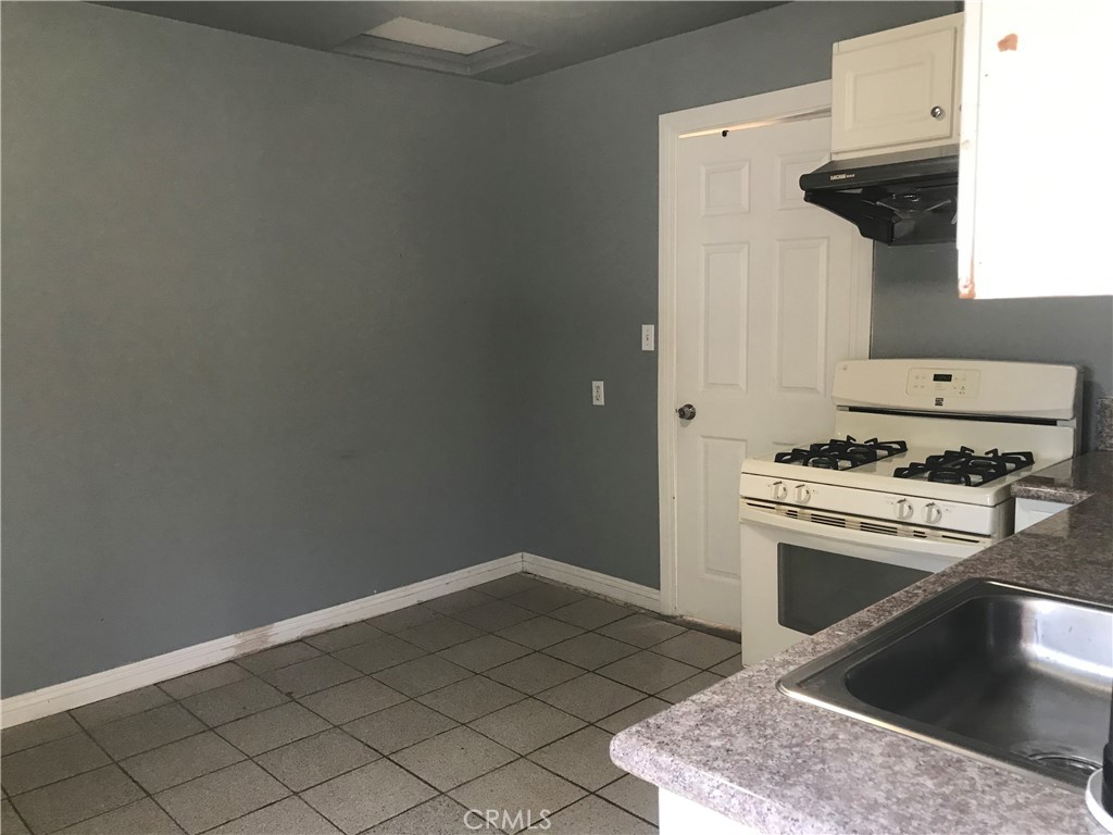 1028 Walnut 1/2 Property Photo 14