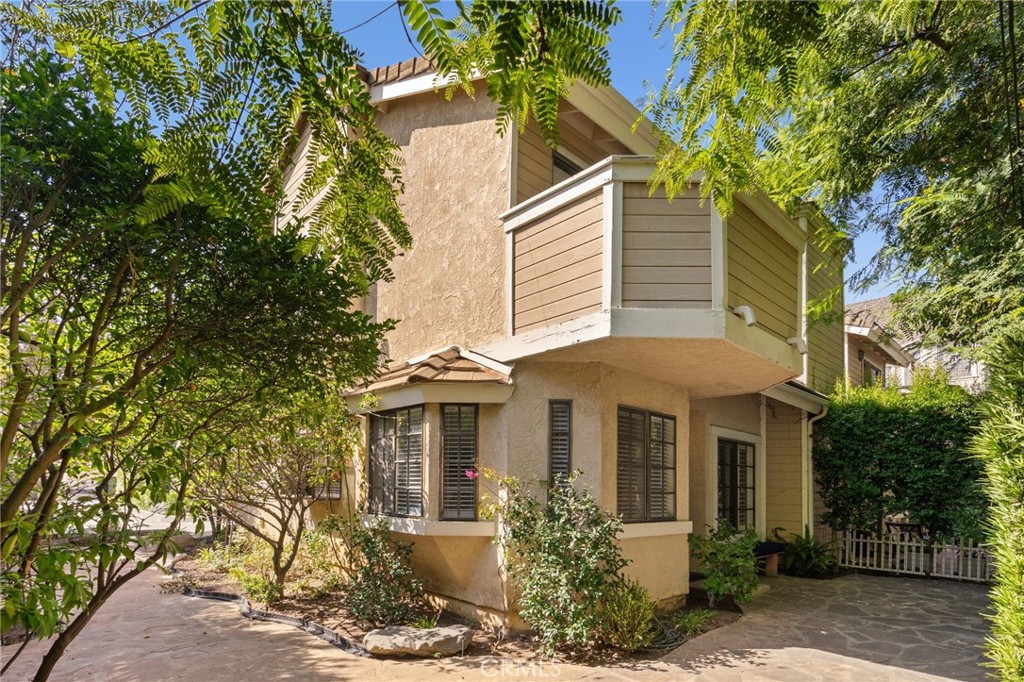 689 W Sierra Madre Property Photo 2