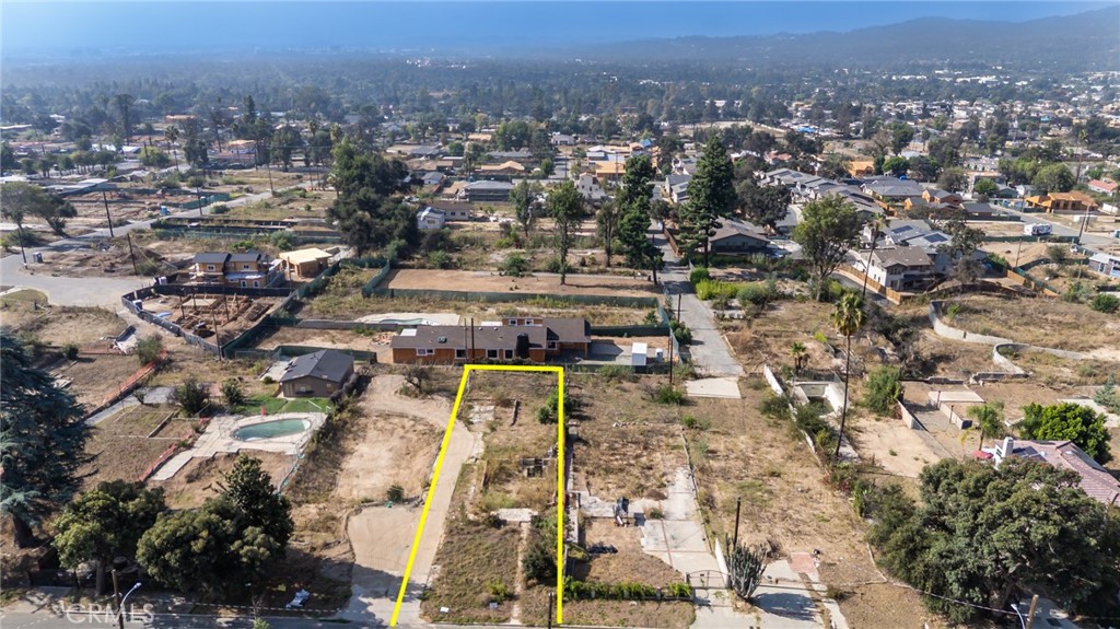 226 E Las Flores Drive Property Photo 3