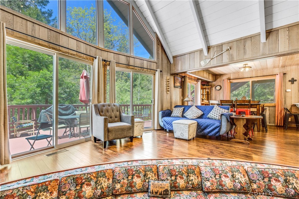 27945 Lakes Edge Property Photo 3