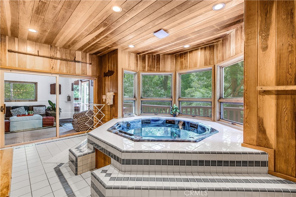 27945 Lakes Edge Property Photo 9