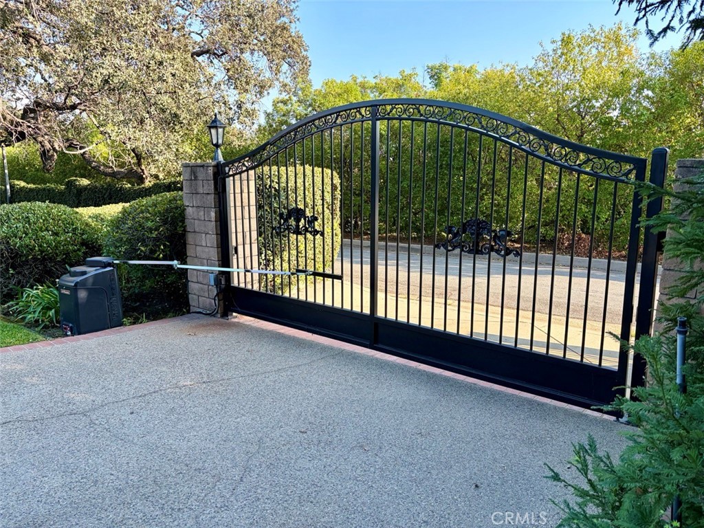 645 W Foothill Blvd Property Photo 6