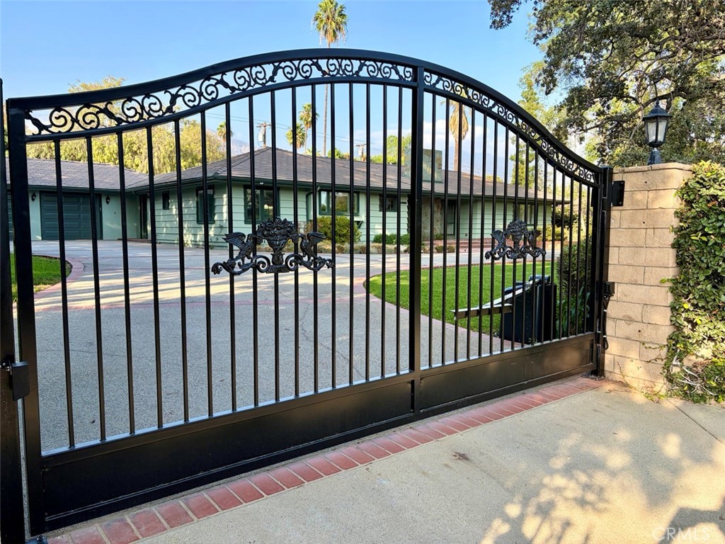 645 W Foothill Blvd Property Photo 7