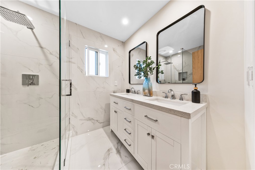 981 Glen Oaks Boulevard Property Photo 17