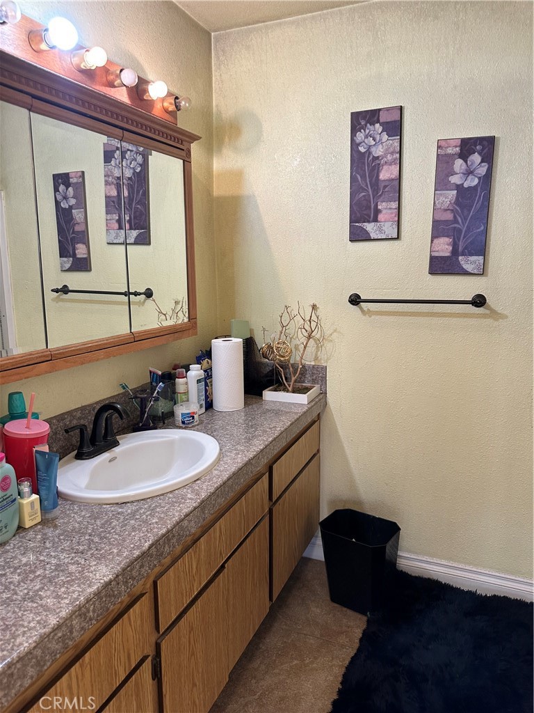 1806 N Vineyard Property Photo 10