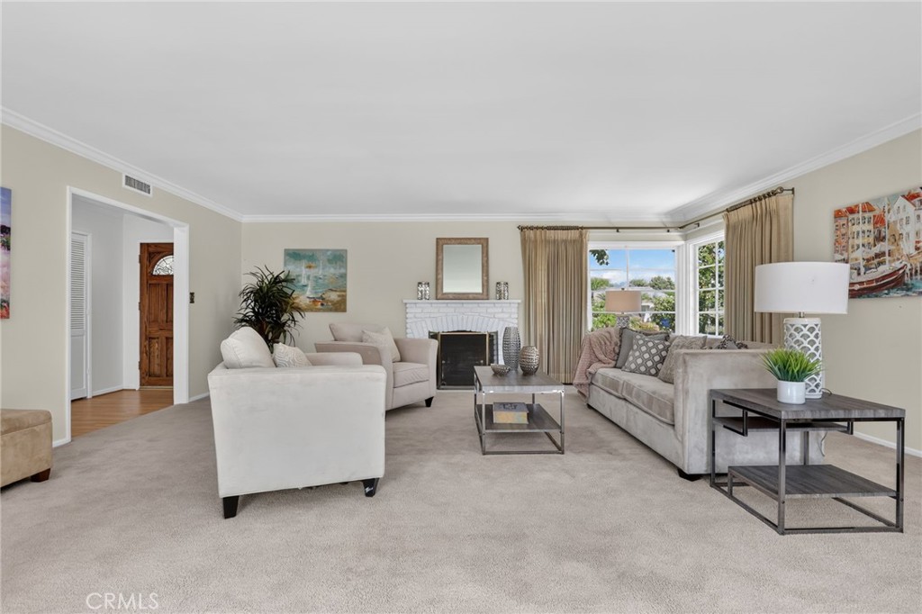 1154 La Rosa Property Photo 4