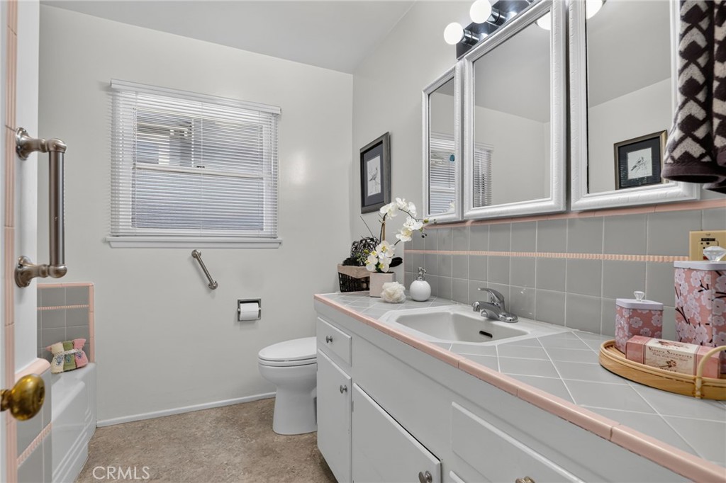 1154 La Rosa Property Photo 38