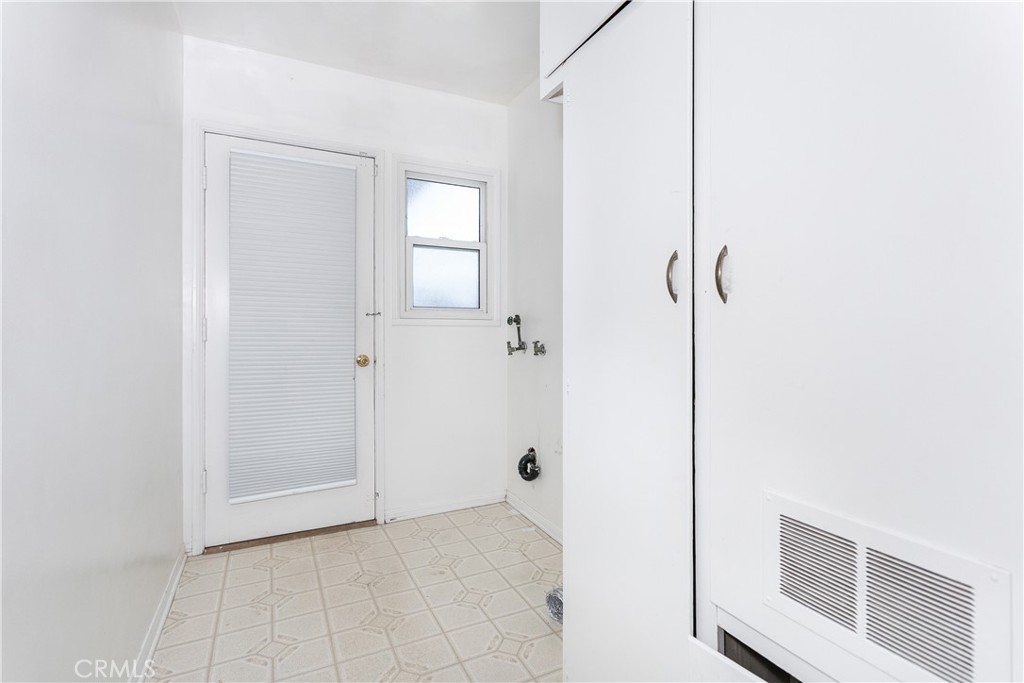 10436 Columbus Avenue Property Photo 4