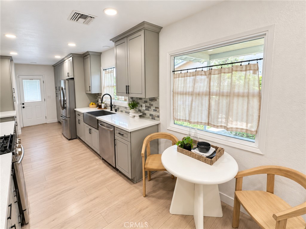 1618 Venice Property Photo 3