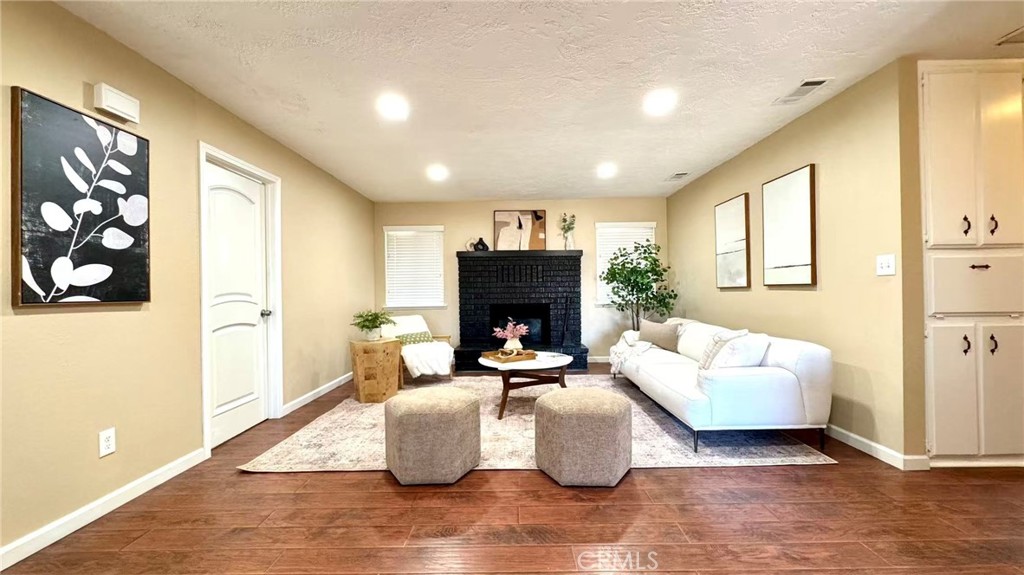 9957 Oakwood Property Photo 1