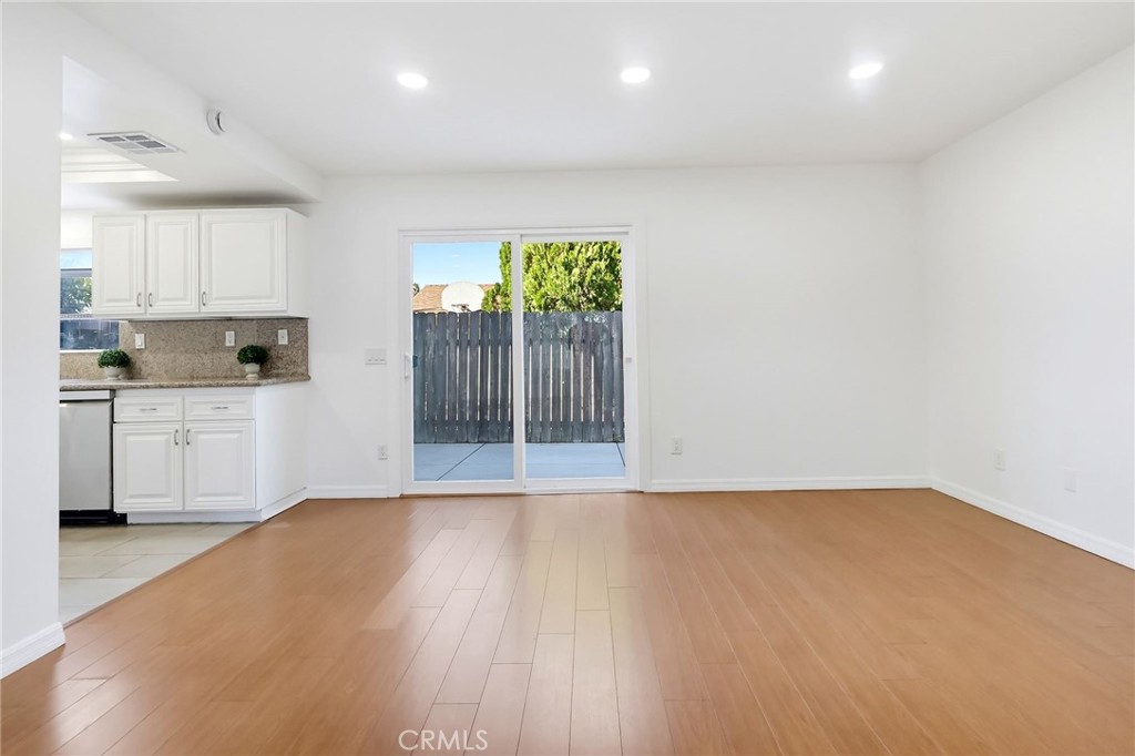 5312 Bartlett B Property Photo 8