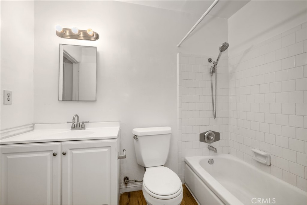 1226 W 11th Property Photo 24