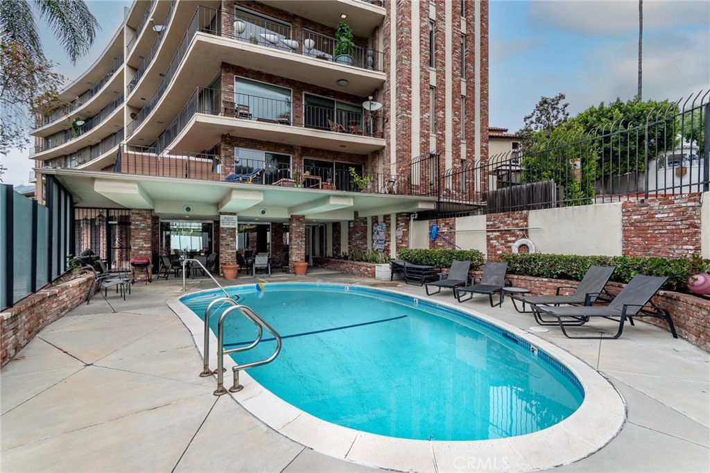 2260 N Cahuenga Boulevard 401 Property Photo 4