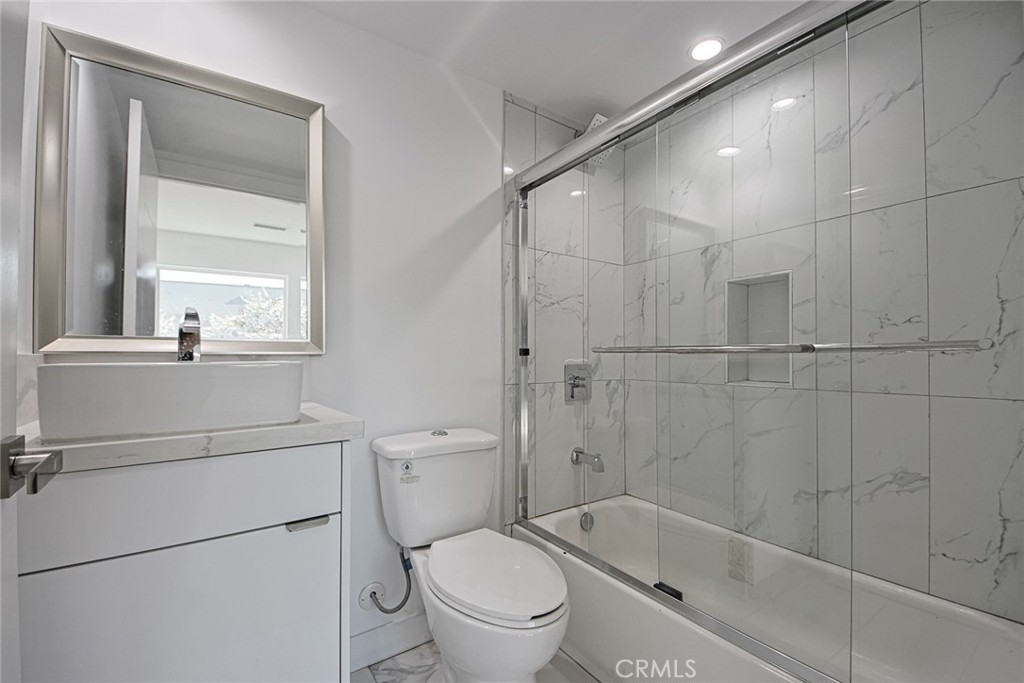 954 N Kingsley Drive Property Photo 13