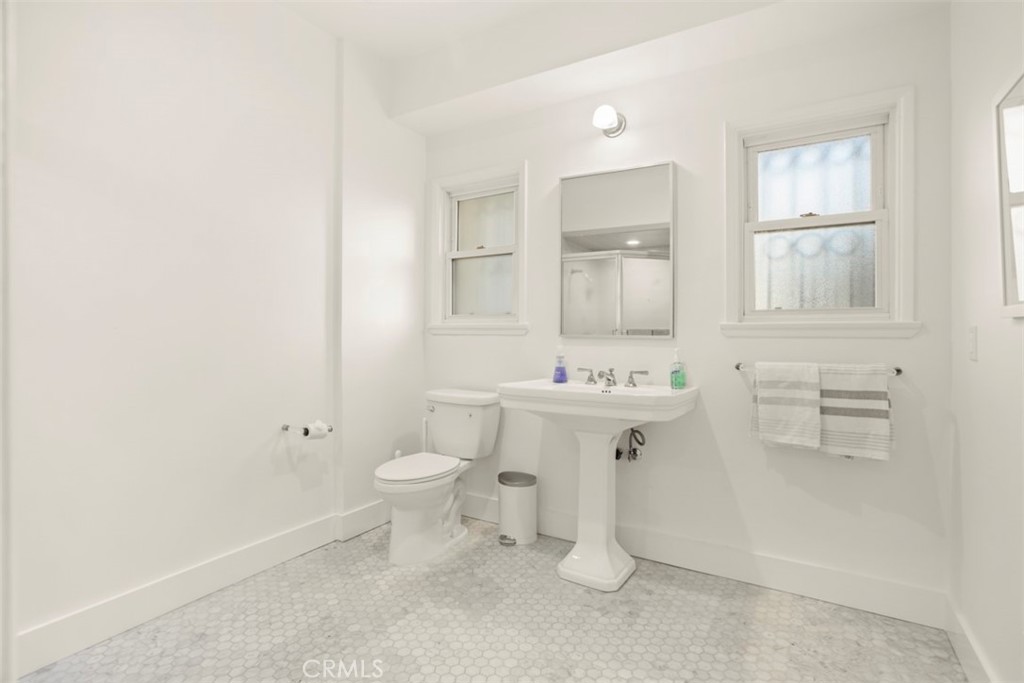 718 S Sycamore Avenue Property Photo 32