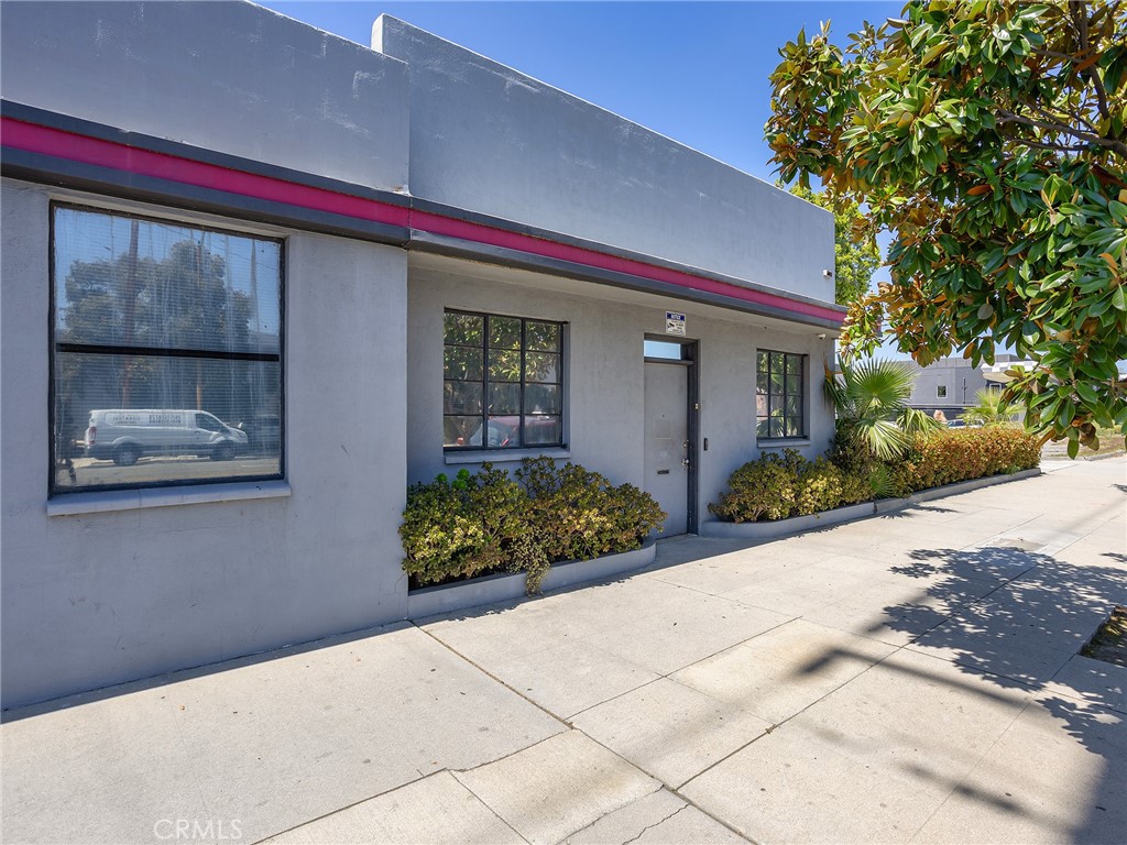 1812 Victory Boulevard Property Photo 1