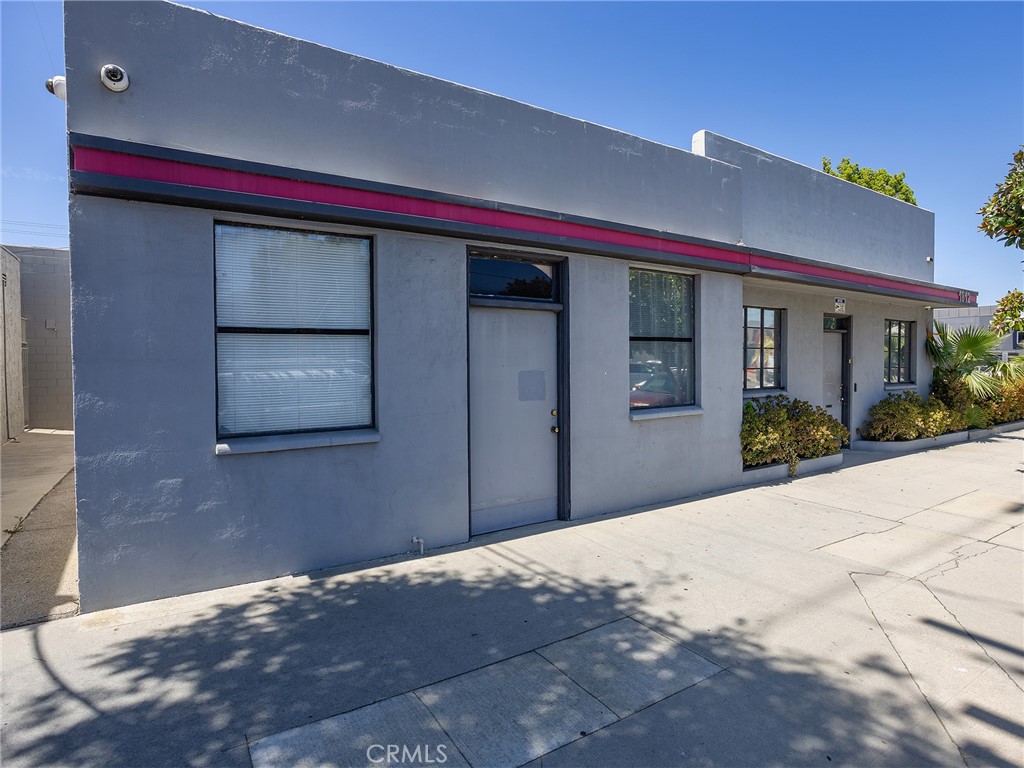 1812 Victory Boulevard Property Photo 2