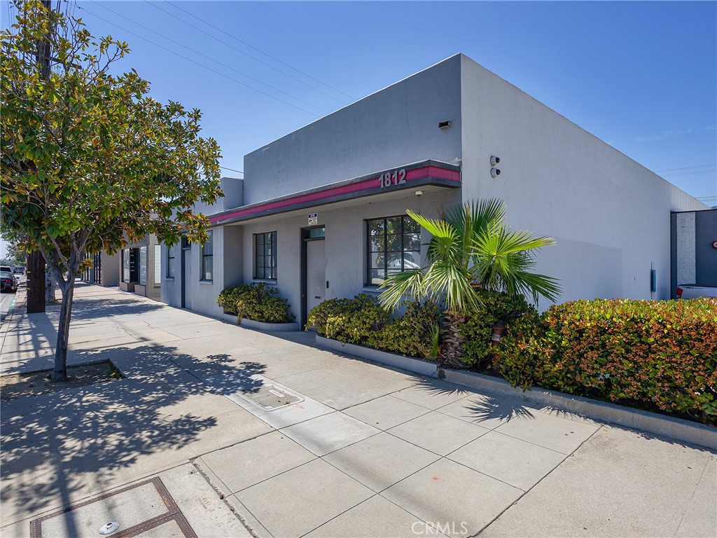 1812 Victory Boulevard Property Photo 3