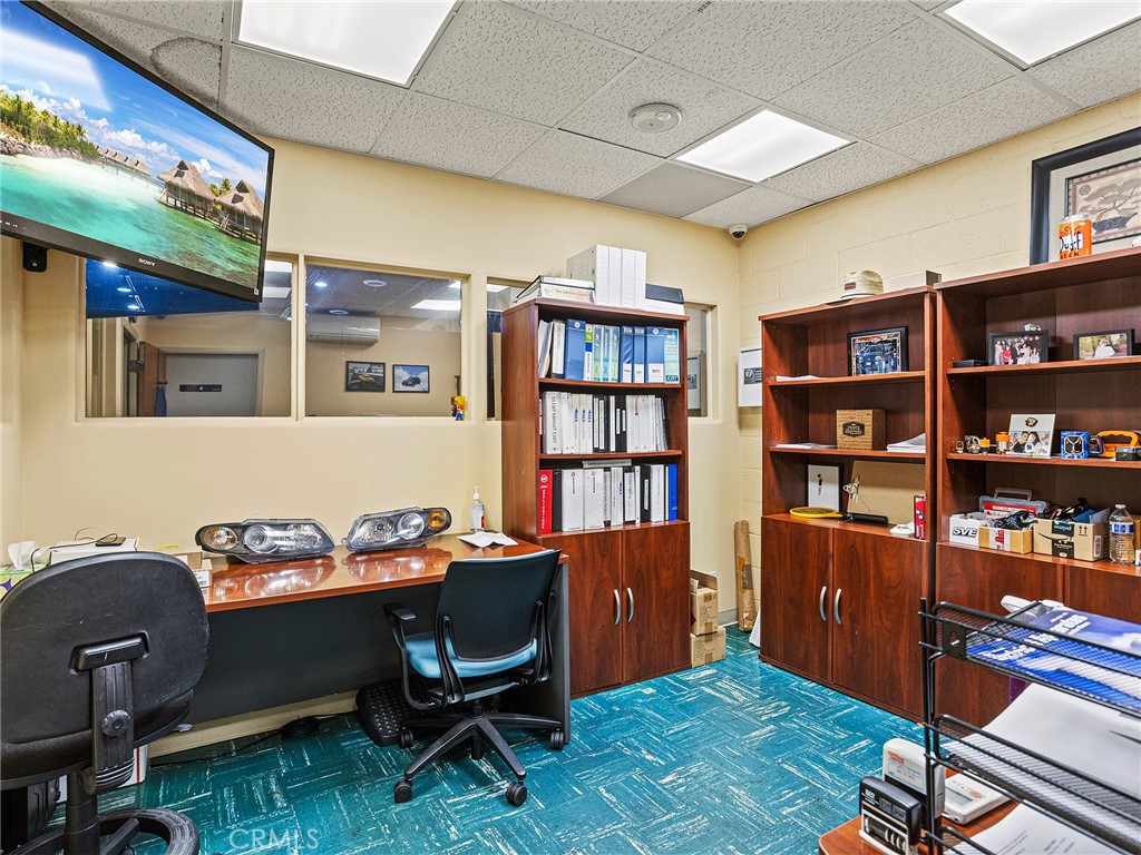 1812 Victory Boulevard Property Photo 7