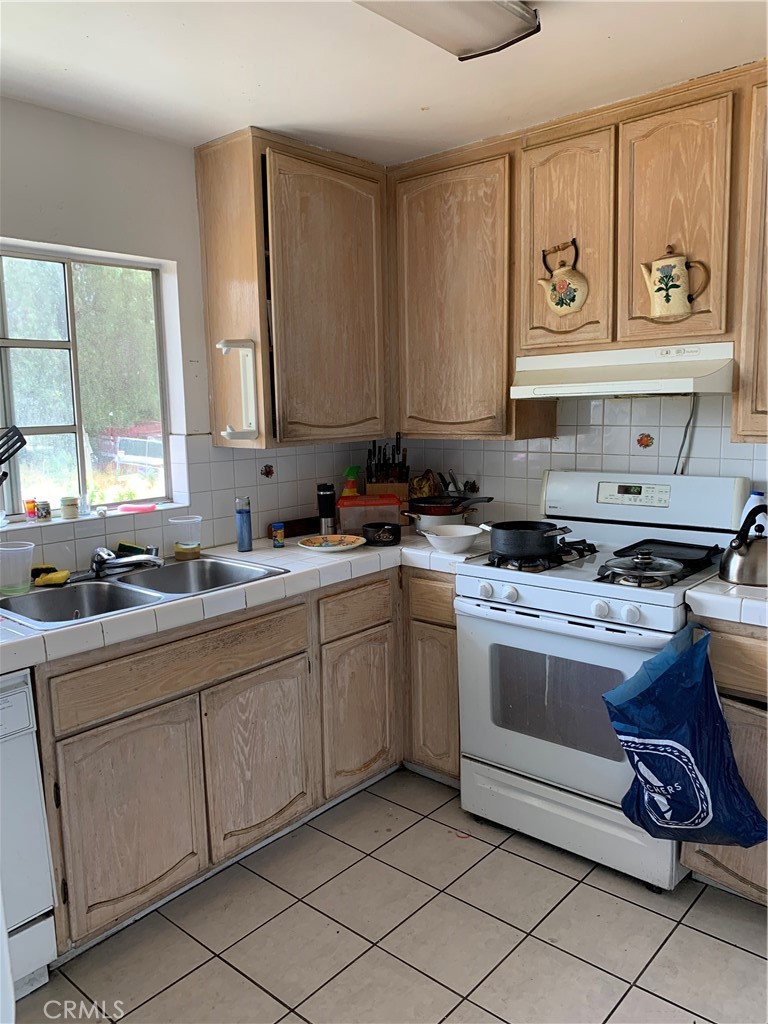 14253 Gilmore Street A Property Photo 22