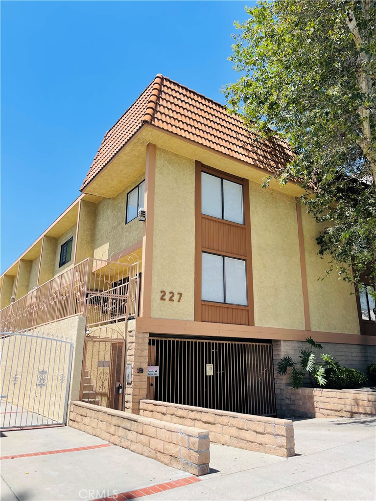 227 E Burbank Boulevard E Property Photo 1