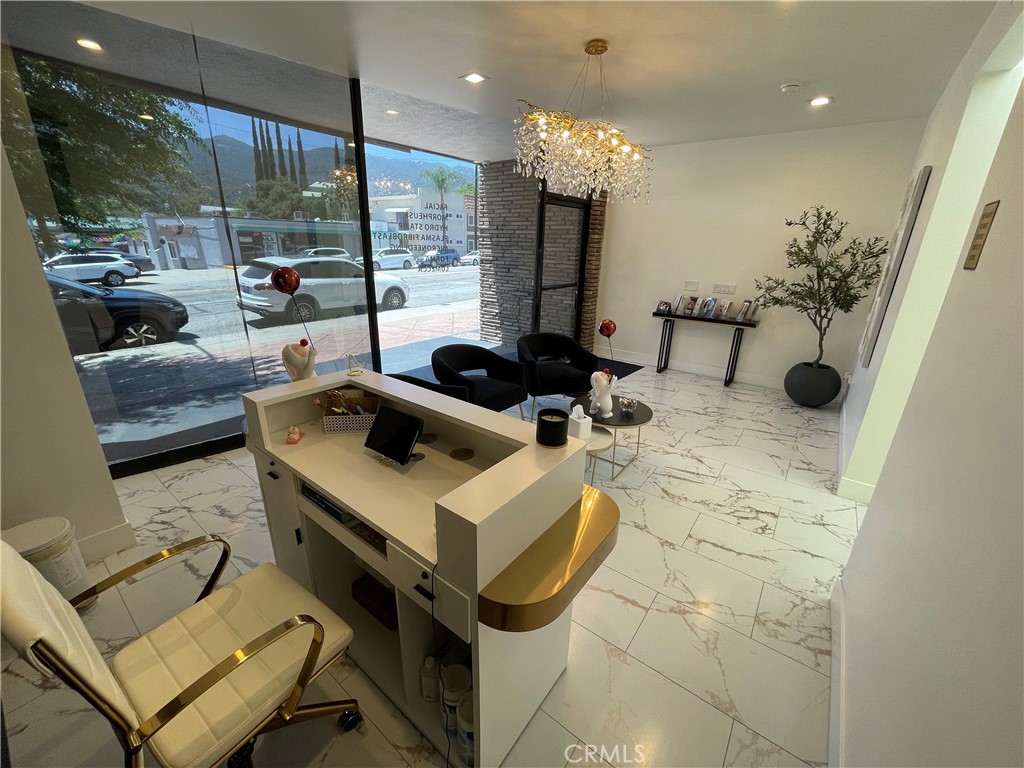 2621 Honolulu Avenue Property Photo 3