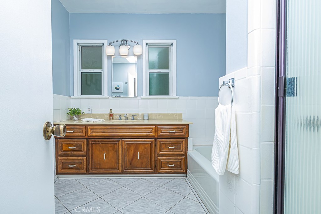 11559 Blix Street Property Photo 23