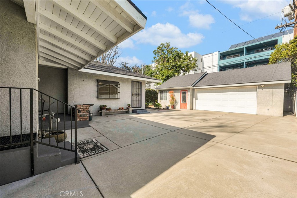 11559 Blix Street Property Photo 27
