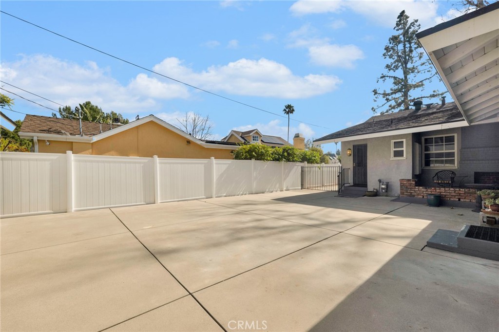 11559 Blix Street Property Photo 29
