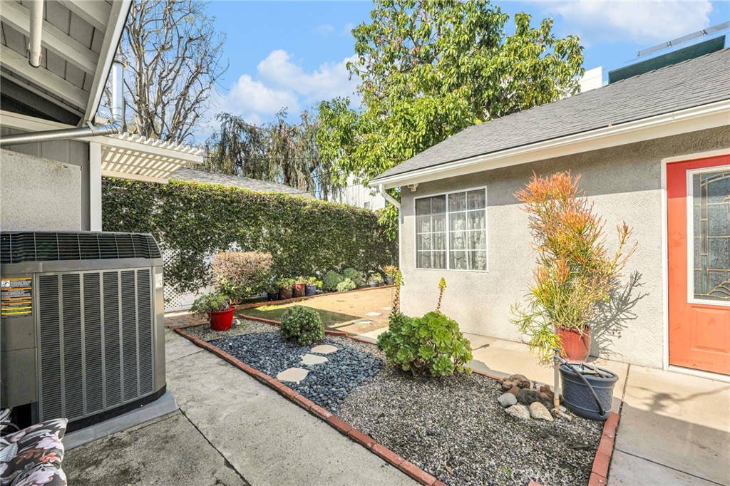 11559 Blix Street Property Photo 30
