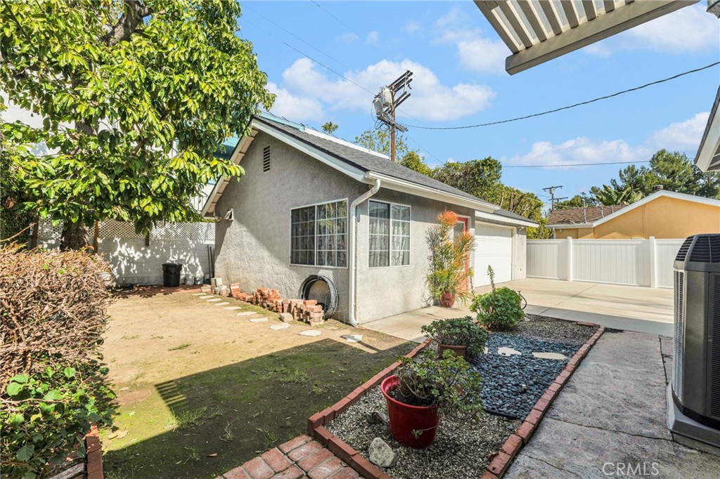 11559 Blix Street Property Photo 31