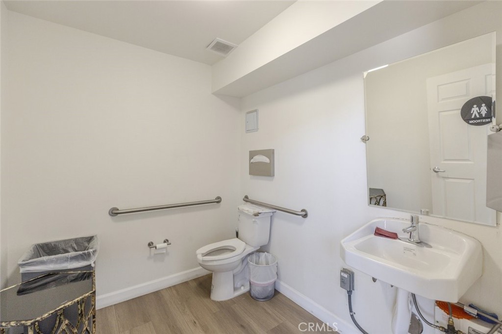 7620 Balboa Boulevard Property Photo 25
