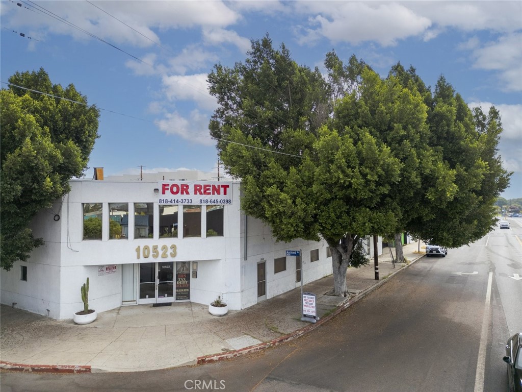 10523 Burbank Boulevard 203 Property Photo 1