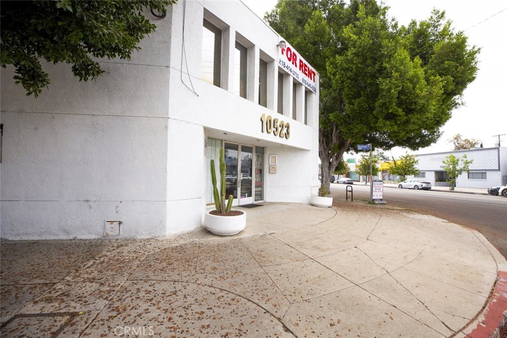 10523 Burbank Boulevard 203 Property Photo 4
